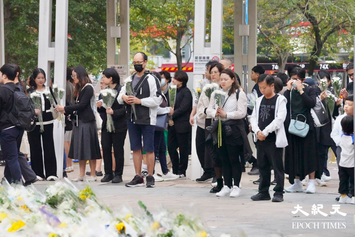 今日繼續有市民到宏福苑附近獻花悼念。（余鋼／大紀元）