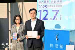 立會選舉｜李家超與太太投票：過程方便