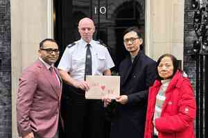 英國港裔議員到首相府遞逾8千人聯署信 促BNO簽證永居條件維持不變