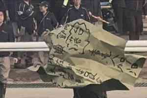 男子持橫額要求查宏福苑火災 衝入沙田馬場賽道被制服