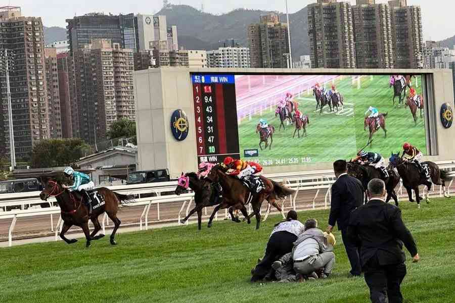 男子闖沙田馬場賽道舉標語 遭警拘保釋候查