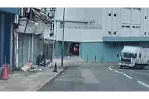 觀塘電動的士失控衝破校門 司機一度被困受傷送院