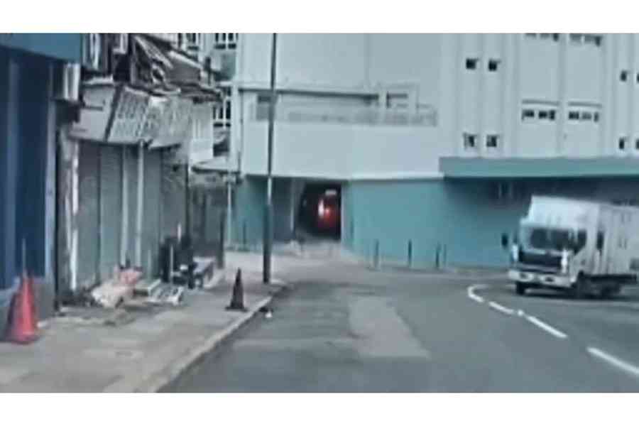 觀塘電動的士失控衝破校門 司機一度被困受傷送院