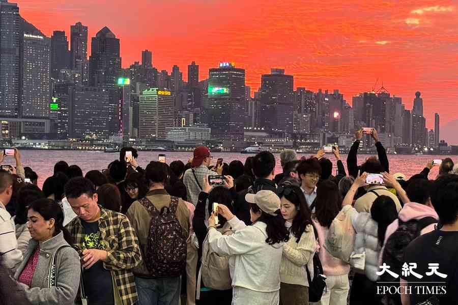 跨年尖沙咀人潮湧湧 市民旅客迎新祝願健康家和