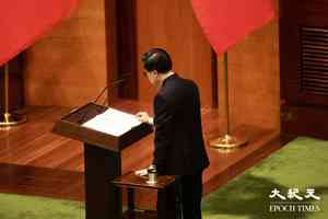 李家超患坐骨神經痛 為立法會監誓身旁有柺杖