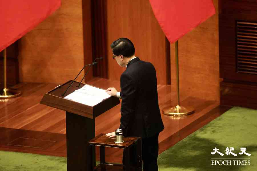 李家超患坐骨神經痛 為立法會監誓身旁有柺杖