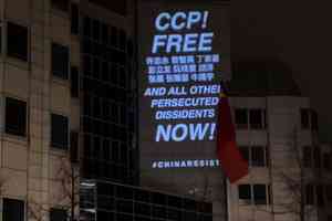 人權組織中共駐柏林使館投影 要求釋放黎智英等良心犯