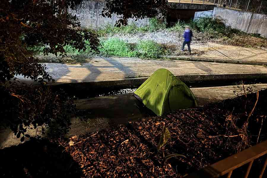 大陸男女明渠旁紮營 西貢村民報警