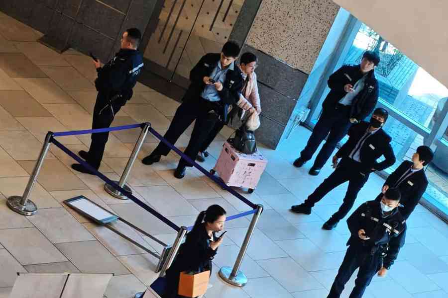 天澤商場男子從2樓掟鐵牌落地 涉高空墮物等被捕