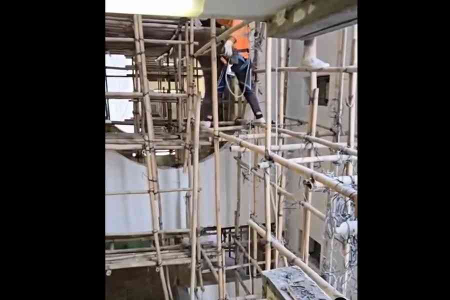 穗禾苑拆棚工人「飛竹」 法團引承建商：已警告