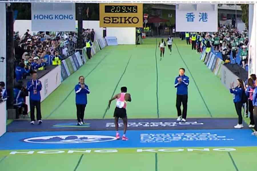 渣馬2026｜大會高層入賽道賀冠軍 險與亞季軍相撞 引網民批判