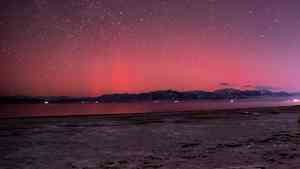 中國北方多地極光大爆發 新疆現罕見紅綠極光(影片)