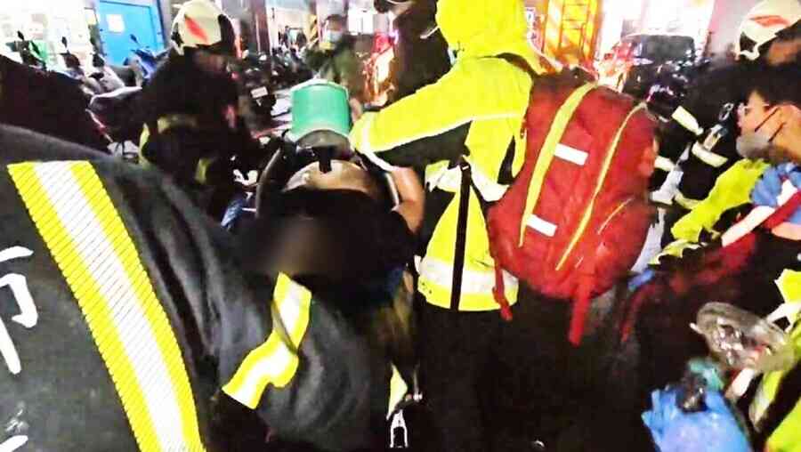 台灣基隆民宅火警 消防隊長三度進火場脫面罩救人殉職