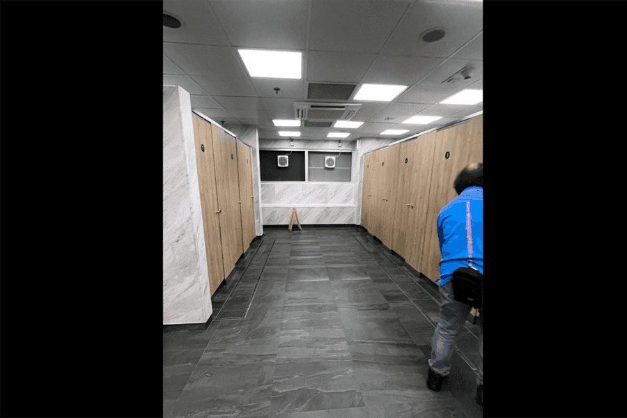 市民投訴屯門站女廁9格鎖剩2格 港鐵：會密切留意