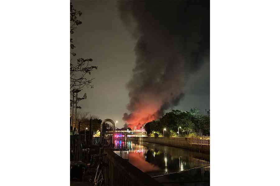 天水圍貨倉深夜火警 無人受傷