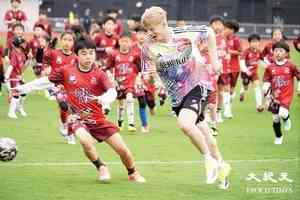 啟德上演百人足球賽 小將5：3擊退東方職業球員