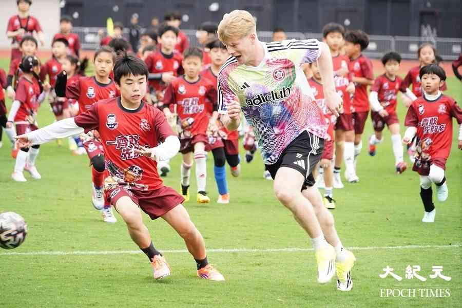 啟德上演百人足球賽 小將5：3擊退東方職業球員