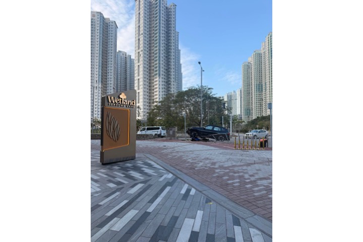 天水圍私家車自炒 男司機輕傷送院