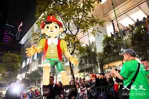 【圖輯】渣打藝趣嘉年華「夜光巡遊」 木偶藝術家演繹木偶奇遇記