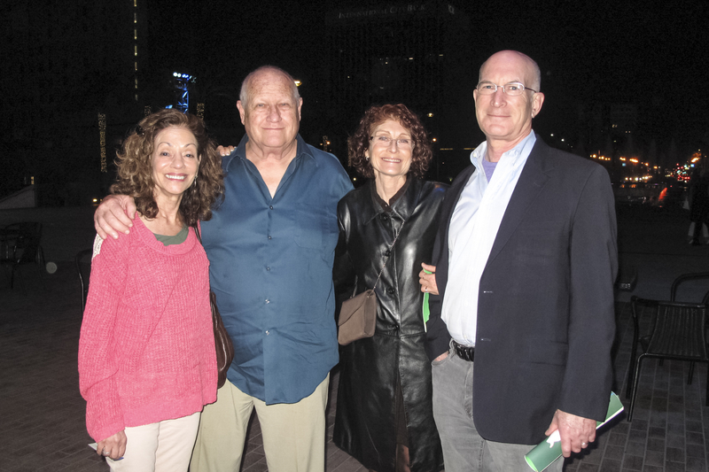 戲劇教授Jerry Prell（右一）和太太Karen Calechman（右二）及身為商業房地產服務公司副總裁的朋友Joel Weiner及太太Hillary Heyl於4月22日在長灘觀賞了神韻。（劉菲／大紀元）