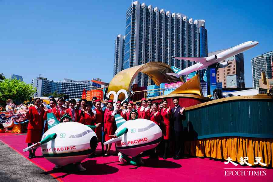 新春花車匯演 麥當勞、國泰展懷舊