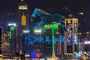 無人機匯演亮相維港 馬年圖案映照夜空