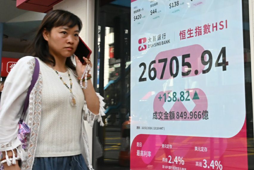 恒指除夕半日市升138點 蛇年大漲32%