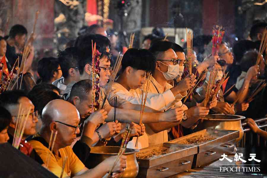 丙午馬年｜黃大仙祠人頭湧湧爭上頭炷香