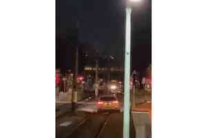 私家車闖輕鐵路軌 港鐵:已報警