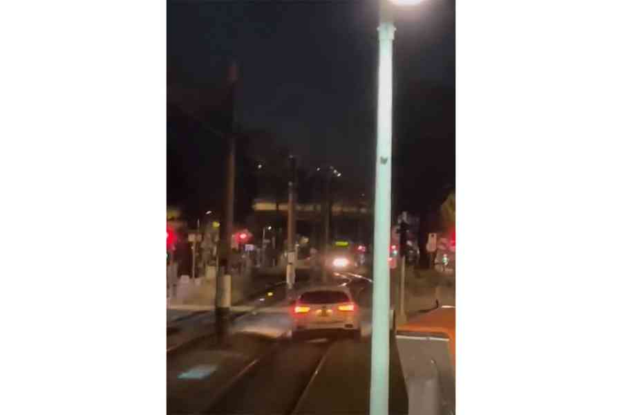私家車闖輕鐵路軌 港鐵：已報警
