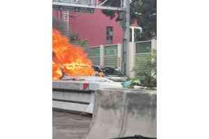 屯門公路私家車起火 疑因充電器短路肇禍