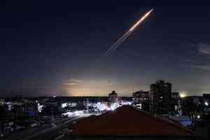 【新世紀特稿】伊朗亂射鄰國折射出的多重投影