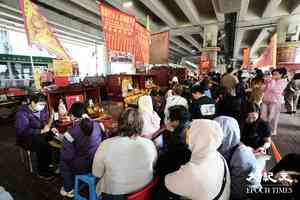 驚蟄鵝頸橋打小人現人龍 廣州遊客排隊兩小時求心安