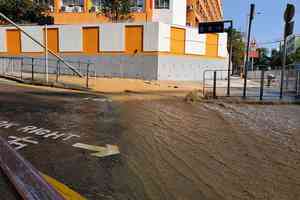 三周內第三宗爆管 何文田再現鹹水管破裂沖毀路面