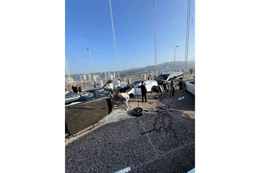 青馬大橋10車相撞多人傷 往機場快線一度封閉
