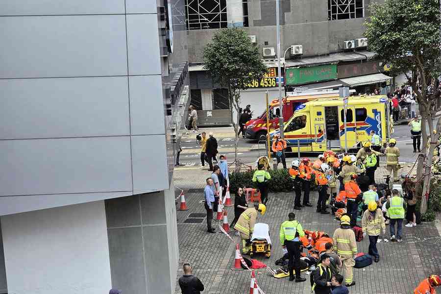 九龍灣私家車7旬司機疑誤踩油門 剷上行人路撞倒途人釀9傷（更新）