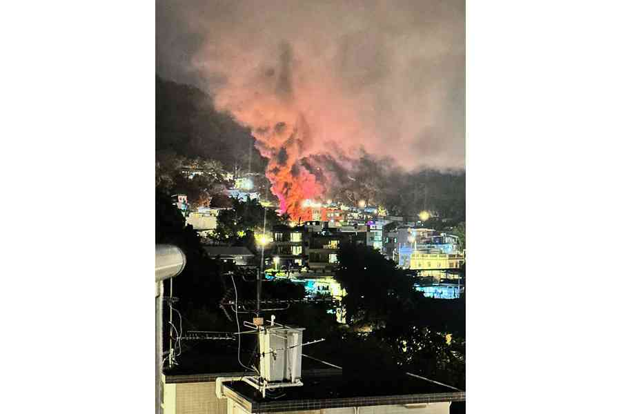 梨木樹老圍附近鐵皮屋起火 升為3級