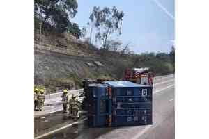 屯門公路貨櫃車撞消防車翻側 司機昏迷送院