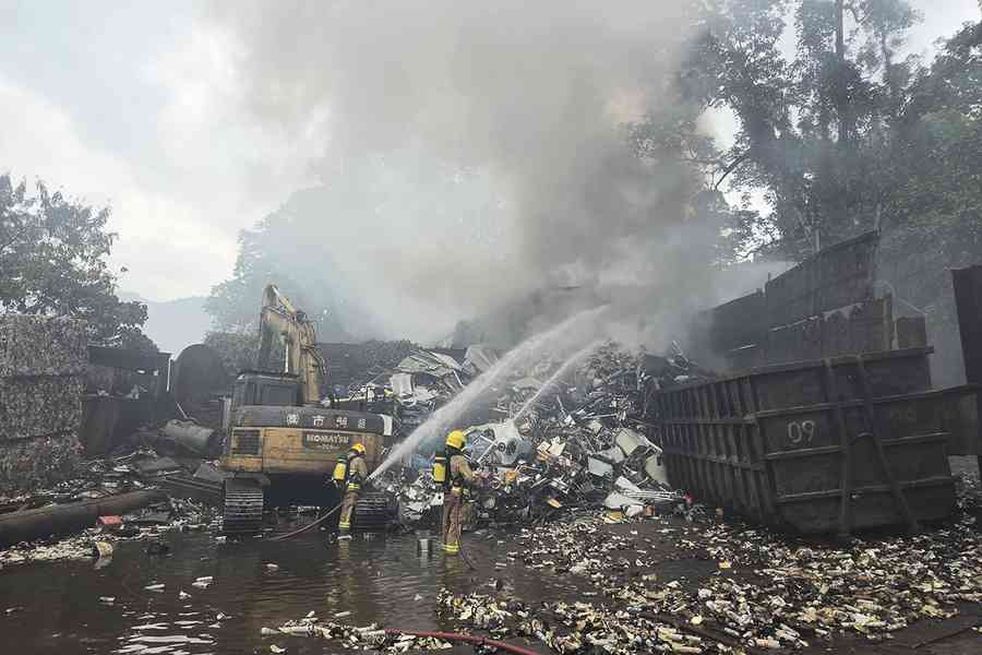 大埔回收場起火4人受傷送院 疑不當處理噴霧氣瓶肇禍