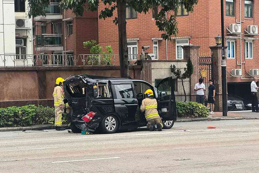 客貨車九龍城撞3車再剷上行人路 4人傷