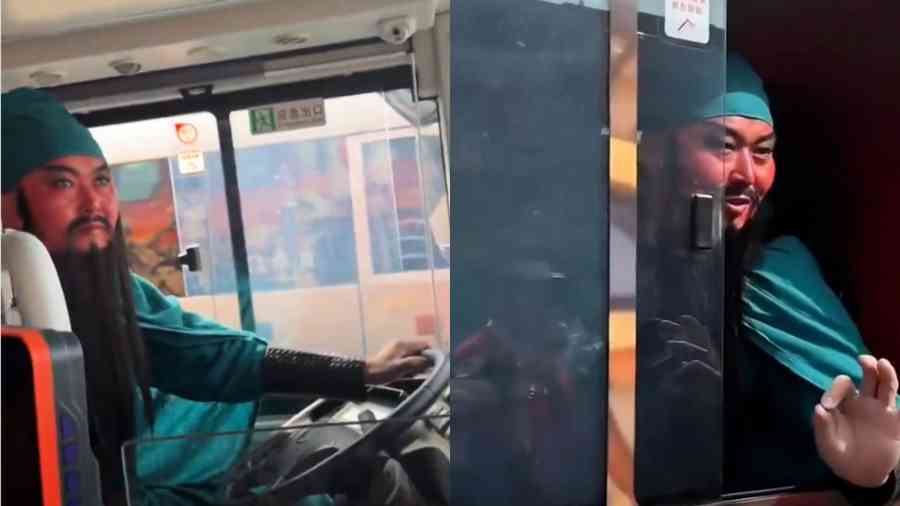 千里走單騎 「關羽」在成都開巴士！（影片）