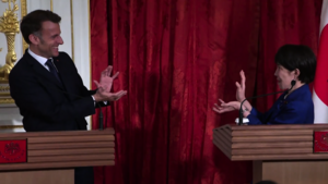 日法「龍珠外交」 高市早苗與馬克龍「龜波氣功」互動（有片）