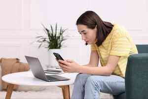 遠離腰痛頸痛!復健科醫生曝4大毀脊椎姿勢