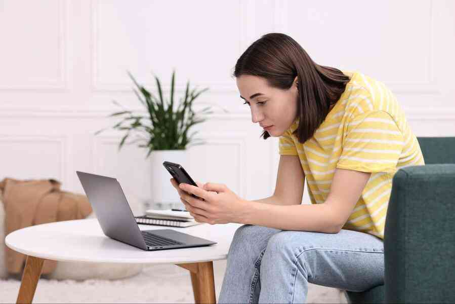 遠離腰痛頸痛！復健科醫生曝4大毀脊椎姿勢