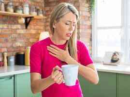 胃食道逆流急救法：喝水＋按2穴位立刻舒緩