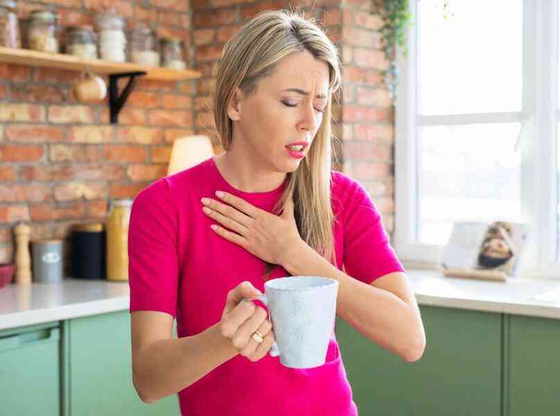 胃食道逆流急救法：喝水＋按2穴位立刻舒緩