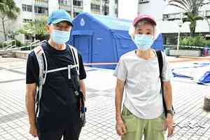 宏福苑｜有災民提早離場「已沒東西可取」 ​八旬夫婦難上21樓靠孫代勞