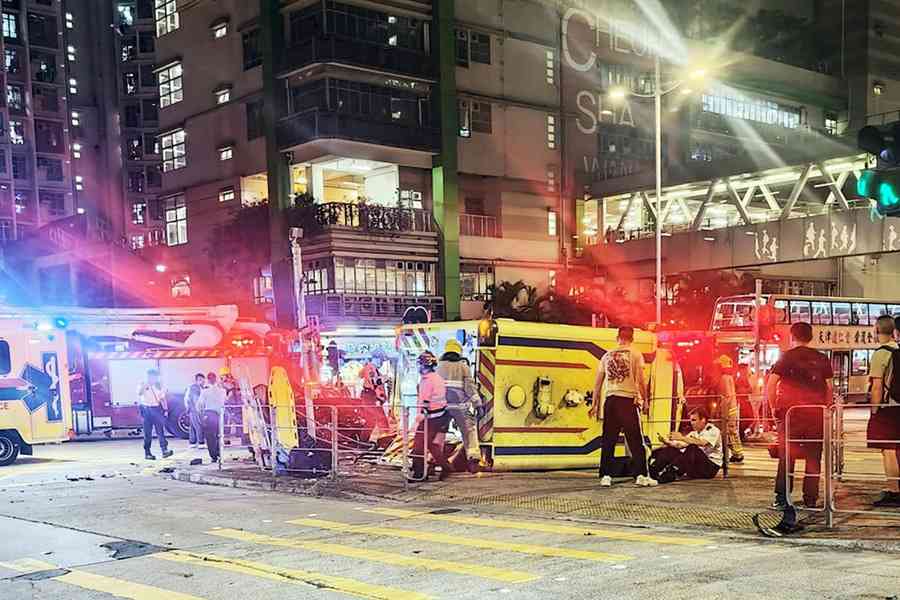 長沙灣救護車被私家車撞翻釀3人傷 私家車司機涉酒駕被捕