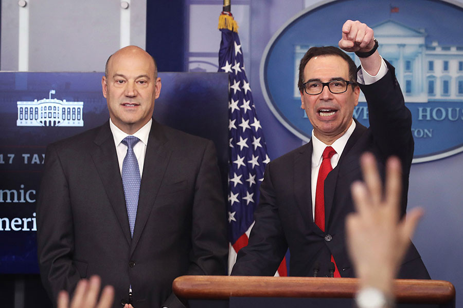 美國財長姆欽（Steve Mnuchin，圖右）和總統特朗普經濟顧問科恩（Gary Cohn，圖左）周三（4月26日）下午在白宮公佈稅改計劃。（Mark Wilson/Getty Images）