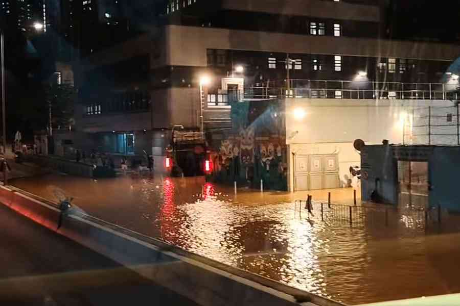 青衣警署對開昨日爆水管 翠怡花園今早11時半陸續恢復供水
